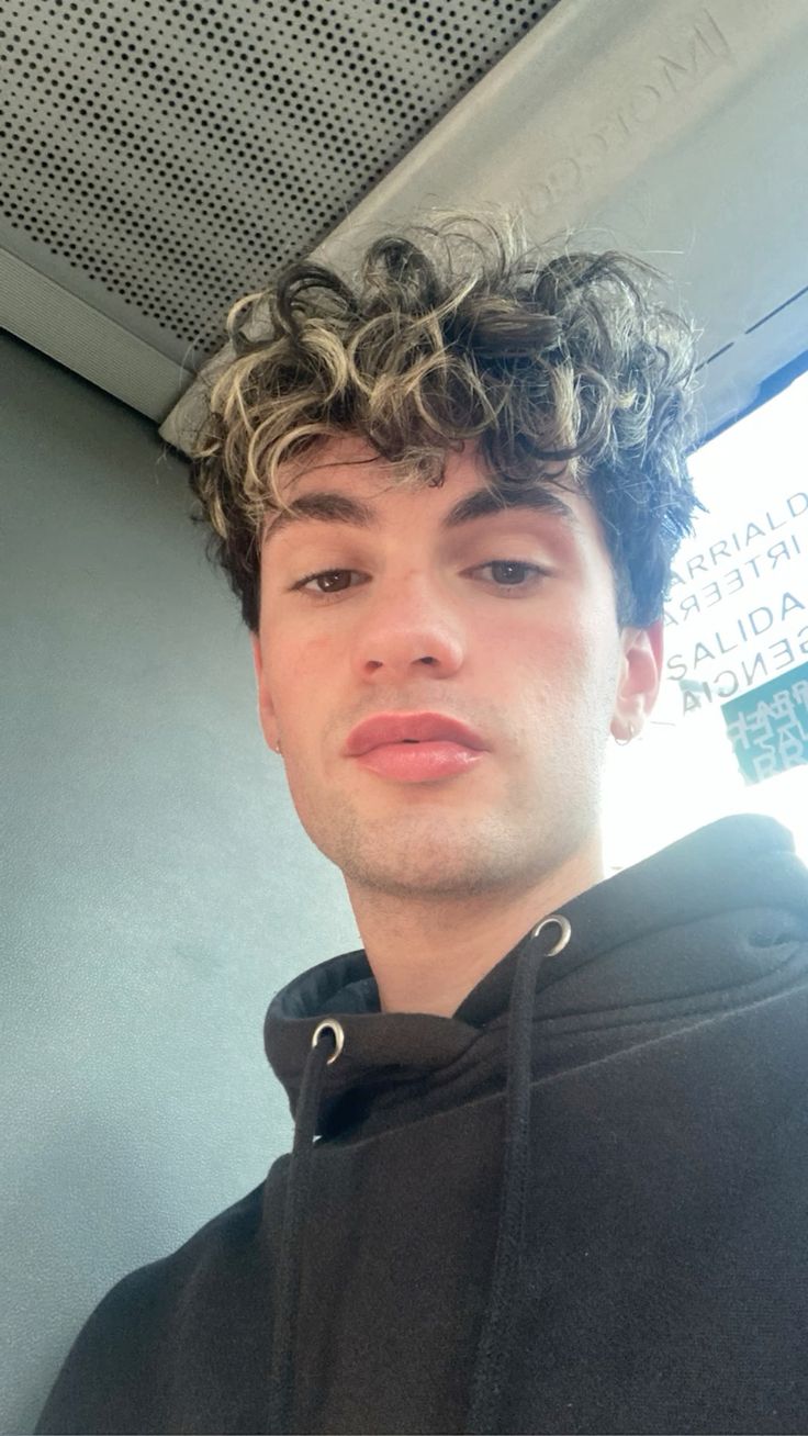 files/Selfie_casual_boy.jpg